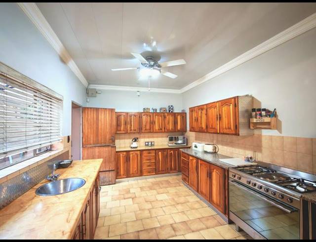 5 BEDROOM HOUSE FOR SALE IN CAPITAL PARK